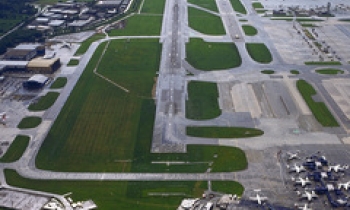 The runway at Gatwick Airport.jpg