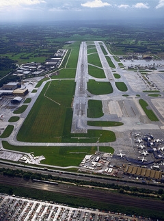 The runway at Gatwick Airport.jpg